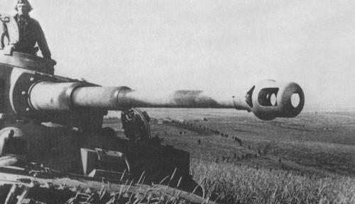 battle_kursk_tiger advancing