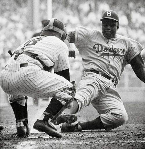 jackie-robinson stealing home