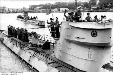 Lorient, U-Boote U-123 und U-201 auslaufend