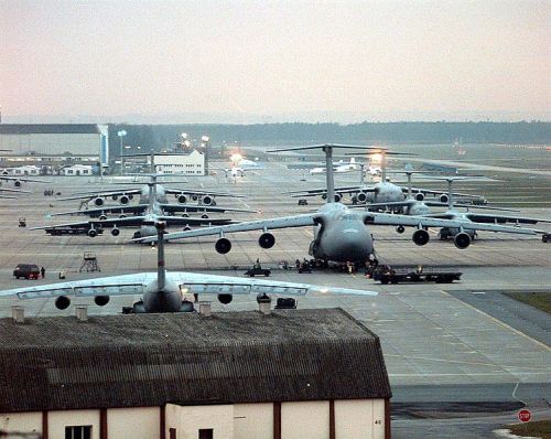 751px-Rhein-Main_Air_Base_December_1995_121295-F-4406B-003
