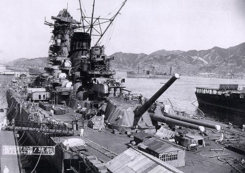 800px-Yamato_battleship_under_construction