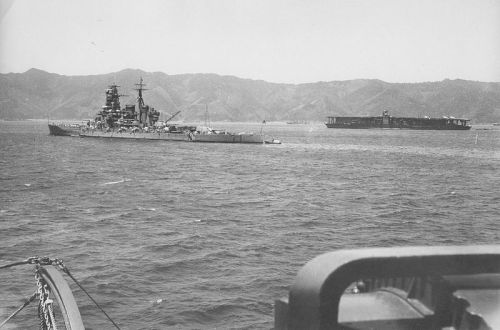 800px-Kirishima_and_Akagi_at_Tsukumowan_1939