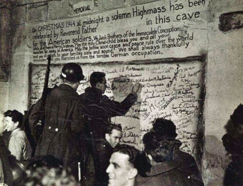 christmas-celebration-before-battle-of-the-bulge