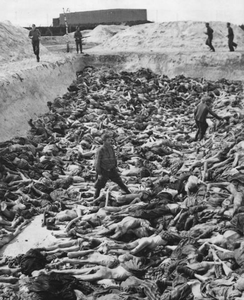489px-Mass_Grave_3_at_Bergen-Belsen_concentration_camp
