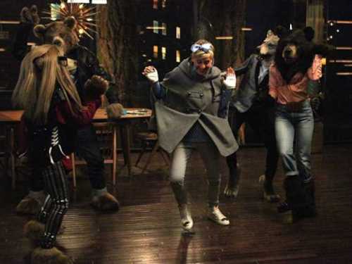 ellen-degeneres-busts-a-move-as-goldilocks-in-a-super-bowl-ad-for-beats-music