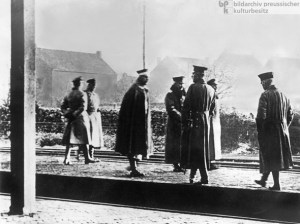 Wilhelm II. (4.v.l.) geht am Tag der Unterzeichnung seiner Abdankung über die Grenze in das holländische Exil