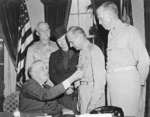 President-Franklin-Delano-Roosevelt-pins-the-Congressional-Medal-of-Honor-on-Brig.-Gen.-James-Doolittle.