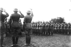 Die feierliche Vereidigung der Reichswehr auf den neuen Reichspräsidenten Adolf Hitler auf dem Kasernenhof der Wachtruppe in Berlin 1934 Offiziere und Mannschaften leisten den feierlichen Eid durcherheben der rechten Hand. Die Reichswehr trägt Trauerflor für den verstorbenen Reichspräsidenten.